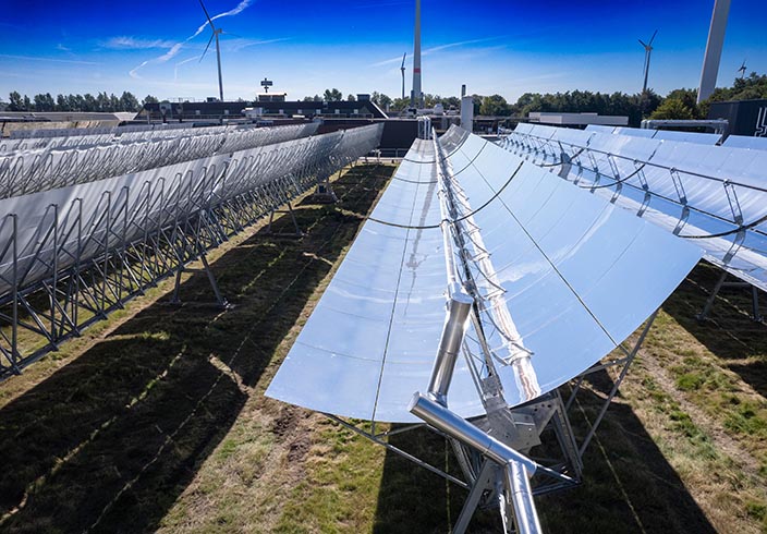 Solarthermie-Anlage mit Parabolspiegeln bei Avery Dennison mit ThermalBattery™ von ENERGYNEST