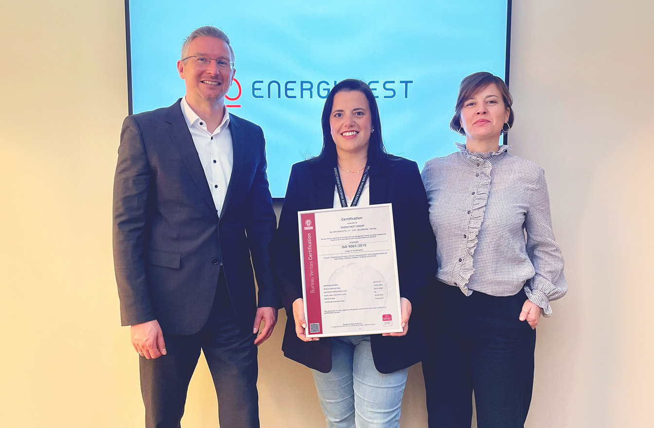 Maria Teresa Gutierrez Almazán, Eva Bellido und Jan Heinzelmann von ENERGYNEST mit dem ISO-Zertifikat