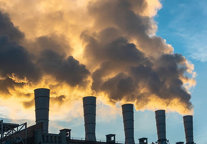Prozesswärme als Emissionsverursacher: Rauchende Industrieschornsteine
